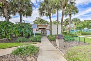 un parc avec des palmiers et une poubelle dans l'établissement Kissimmee Home with Game Room, 7 Mi to Disney Parks!, à Orlando