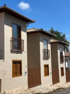 une maison avec des balcons sur son côté dans l'établissement Sobrado Torre, à Tiradentes