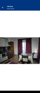 een woonkamer met een tafel en een eetkamer bij Come here home swet in Bergamo
