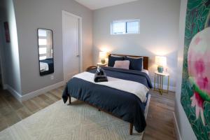 Tempat tidur dalam kamar di Modern Flagstaff Escape with Grill about 3 Mi to Dtwn!