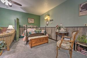 Schlafzimmer mit einem Bett, einem Tisch und Stühlen in der Unterkunft Cozy Goshen Farm Studio Ideal for Extended Stays! in Goshen
