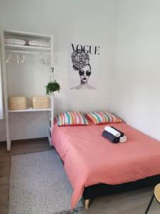 sypialnia z łóżkiem z czerwonym kocem w obiekcie Studio Cocooning à 15 mn de Paris et à 8 mn du RER A ! w mieście Sartrouville