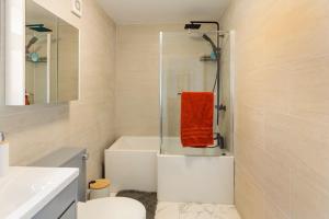 a bathroom with a shower and a toilet and a sink at Cosy Brand new spacious 1 bed luxury apartment in Birmingham