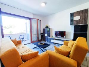 sala de estar con sofá y TV en Large Panoramic Terrace 2-bedroom in Viareggio sleeps 4, en Viareggio