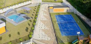 Tenis alebo squash v ubytovaní BLACK ROCKS domki na wynajem alebo jeho okolí