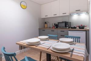 A&N Athens Luxury Apartments - Akadimou的厨房或小厨房