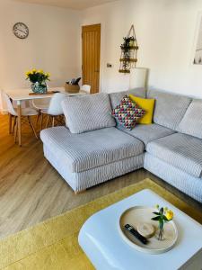 sala de estar con sofá y mesa en Salt Yard Apartment, Parking and Terrace, Whitstable, en Whitstable
