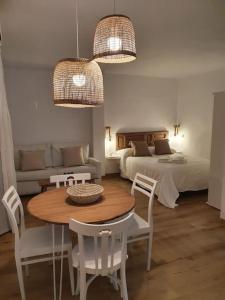 un soggiorno con tavolo e letto di Suite La Savina Formentera con vistas al mar a La Savina