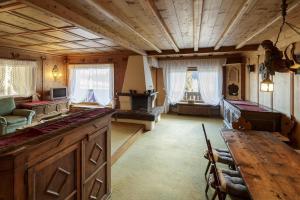 een woonkamer met een houten plafond en een tafel bij Villa Pocol - Stayincortina in Cortina dʼAmpezzo