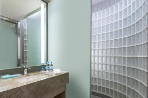 Bilik mandi di Holiday Inn Express Hong Kong Mongkok by IHG