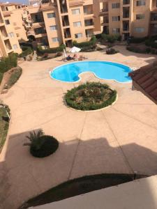 una piscina en un patio en un edificio en Modern Pool View Appartment with Rooftop Extension en Sharm El Sheikh