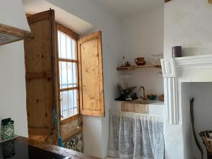Habitación con puerta de madera y ventana en Villa Mi Marino, en Fernán Pérez 72 fotos más