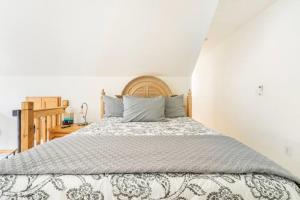 een slaapkamer met een groot bed met een houten hoofdeinde bij Private Waterfront Retreat near downtown Auburn in Auburn