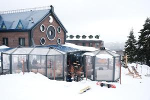 um alojamento de esqui na neve em frente a um edifício em Oksijen Zone Hotel & Spa em Uludag