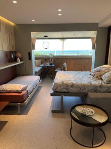 - une chambre avec 2 lits et une table dans l'établissement LUXURIOUS APARTMENT ON THE BEACH, à Saint-Laurent-du-Var