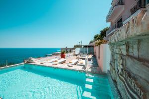 Bazén v ubytování Hotel Margherita nebo v jeho okolí