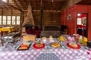 una mesa con muchos platos de comida. en Pousada Chão de pedra, en Bonito