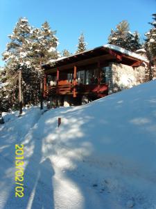 dom na szczycie pokrytego śniegiem stoku w obiekcie Chalet Vicino a Cortina w mieście Borca di Cadore