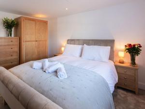 מיטה או מיטות בחדר ב-New Detached 3 Bed Luxe House on Exclusive Private Estate Close to Coast . Sleeps 6