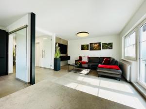 a living room with a couch and a table at Ferienwohnung Zeitlos in Attendorn