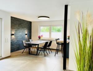 a dining room with a table and chairs at Ferienwohnung Zeitlos in Attendorn