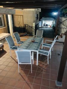 una mesa y sillas en un patio en JARAMUNDI, en Villa del Prado