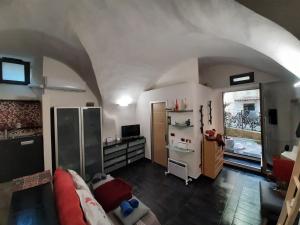 salon z kanapą i biurkiem w pokoju w obiekcie ROSEROSSE casa vacanze w San Remo