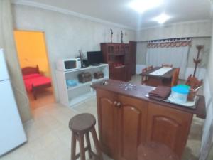 una cocina con isla en una habitación con microondas en Casa Marques en Santa Rosa