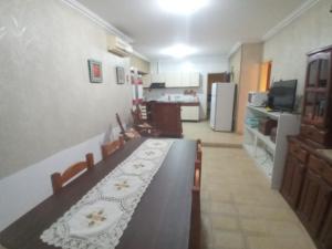 cocina con mesa larga y comedor en Casa Marques, en Santa Rosa