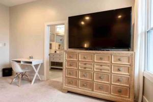 Μια τηλεόραση ή/και κέντρο ψυχαγωγίας στο Modern/ parking/Eden Park/near Downtown/ FCC +36 φωτογραφίες