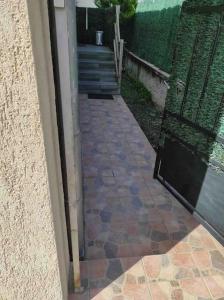 Una pasarela de azulejos con una escalera en una casa en Logement entier agréable et accueillant, en Vaulx-en-Velin