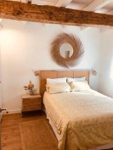 sypialnia z łóżkiem i lustrem na ścianie w obiekcie Casa La Marina w mieście Hondarribia
