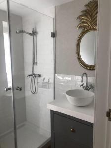 biała łazienka z umywalką i prysznicem w obiekcie Casa La Marina w mieście Hondarribia