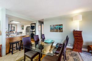 Hanalei Bay Resort 6222 في برينسفيل: غرفة طعام ومطبخ مع طاولة وكراسي زجاجية