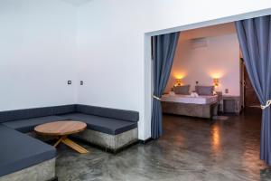 una sala de estar con un sofá y una mesa en Swisscocobeach, en Nosy Be