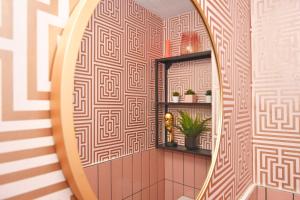 a bathroom with a mirror on a wall at Townhouse @ Aboyne Close Birmingham in Birmingham