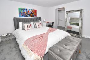 a bedroom with a large bed and a mirror at Townhouse @ Aboyne Close Birmingham in Birmingham