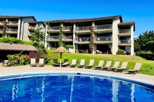 um resort com uma grande piscina e um resort em Hanalei Bay Resort 9204 em Princeville