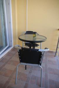 una mesa y una silla con una taza de café. en Cavleski rooms en Prilep