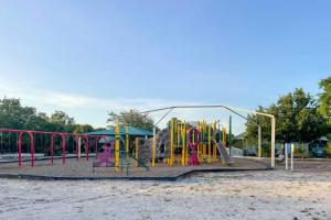 Sân chơi trẻ em tại Quiet Venice Retreat with Private Lanai and Pool!