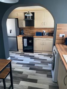 uma cozinha com um arco no meio em Stylish 3 bed house, private parking, garden and conservatory em Sheffield