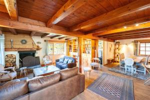 a living room with a couch and a fireplace at Magnifique chalet authentique au cœur des 3 vallées in Courchevel