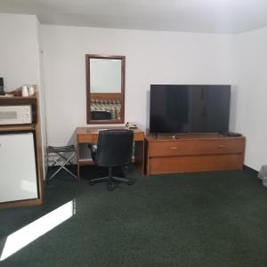 TV a/nebo společenská místnost v ubytování Budget 8 Motel