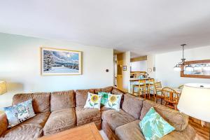 uma sala de estar com um sofá e uma mesa em All Season Mountain Retreat em Dover