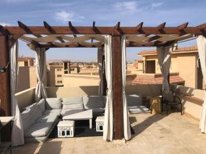 una pérgola en el techo de una casa en Modern Pool View Appartment with Rooftop Extension en Sharm El Sheikh
