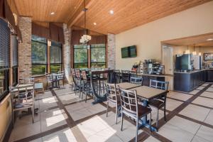 a kitchen and dining room with tables and chairs at Best Western Sycamore Inn in Oxford