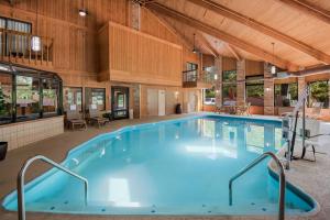 a large swimming pool in a large building with a large at Best Western Sycamore Inn in Oxford