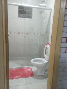 y baño con aseo y ducha. en Casa do scur, en Canela