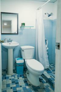 uma casa de banho azul com um WC e um lavatório em Sunset Catalina em Santa Catalina