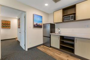 eine Küche mit einem Kühlschrank und einer Mikrowelle in der Unterkunft Best Western Plus Yuma Foothills Inn & Suites in Yuma